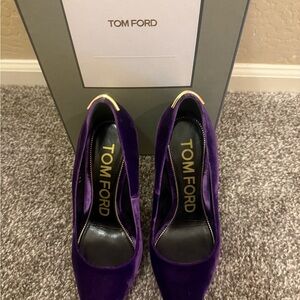 Tom Ford violet Velvet T Pumps